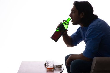 Genç adam alkolizmden muzdarip.
