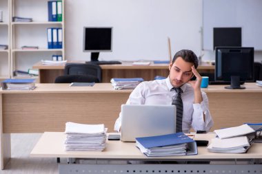 Genç bir erkek işçi aşırı işten memnun değil.