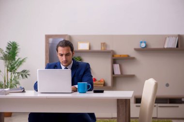 Salgın konsepti için evden çalışan genç erkek çalışanlar.