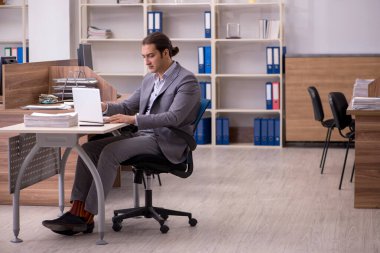 Ofiste çalışan genç bir erkek.