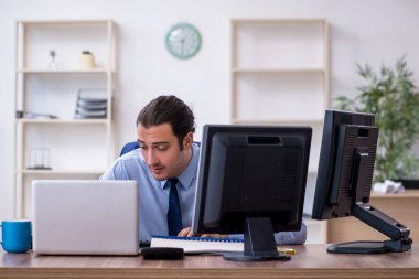 Genç bir erkek işçi aşırı işten memnun değil.