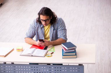 Genç erkek öğrenci sınavlara hazırlanıyor.