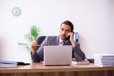 Ofiste çalışan genç bir erkek.