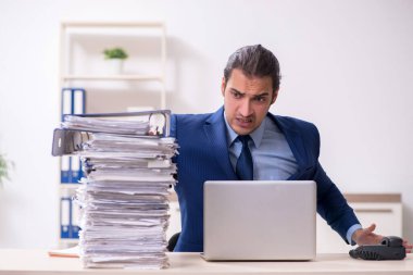 Genç bir erkek işçi aşırı işten memnun değil.