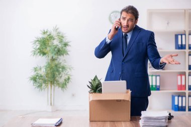 Genç adam işinden kovuluyor.