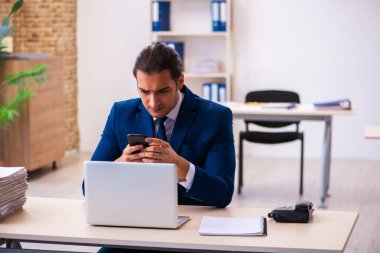 Ofiste çalışan genç bir erkek.