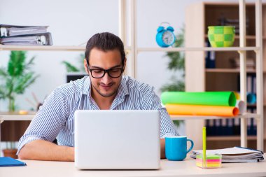 Ofiste çalışan genç bir erkek.