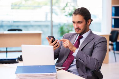 Ofiste çalışan genç bir erkek.