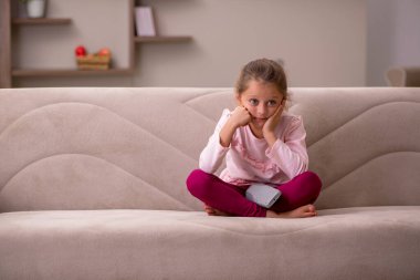 Küçük kız evde yalnız kalıyor.