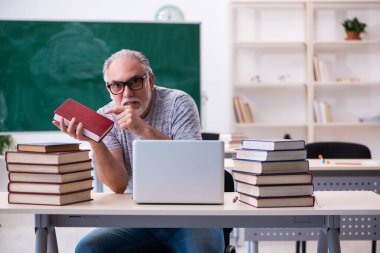 Tele-eğitim konseptinde eski erkek öğrenci