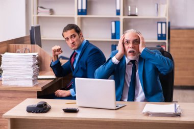 Yaşlı erkek patron ve onun genç erkek asistanı zorbalık kavramında