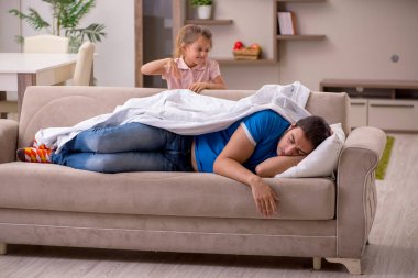 Genç adam kızıyla birlikte evde.