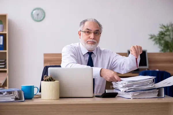 Velho empregado do sexo masculino que trabalha no escritório — Fotografia de Stock