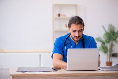 Teletıp konseptinde genç bir doktor.