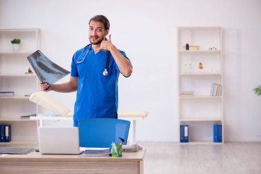 Klinikte çalışan genç bir erkek radyolog.