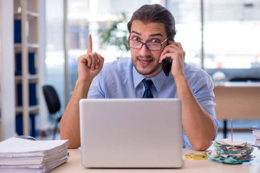 Ofiste çalışan genç bir muhasebeci.