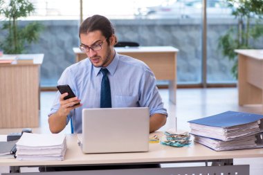 Ofiste çalışan genç bir muhasebeci.