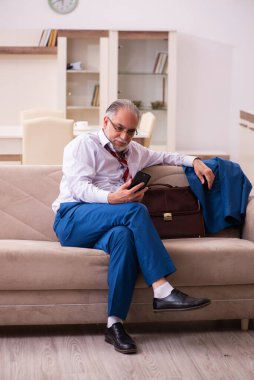 Eski erkek patron işten eve geliyor.