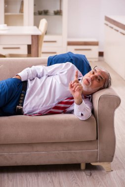 Eski erkek patron işten eve geliyor.