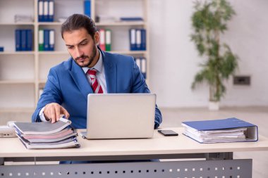 Ofiste çalışan genç bir erkek.