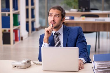 Ofiste çalışan genç bir erkek.