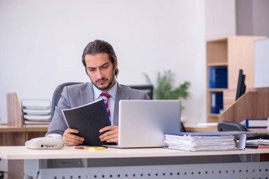 Ofiste çalışan genç bir erkek.