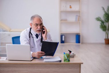 Teletıp konseptinde yaşlı bir doktor.