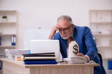 Emeklilik konseptinde eski bir işadamı