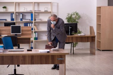 Coronavirus kapalı oturan yaşlı işadamı enfekte