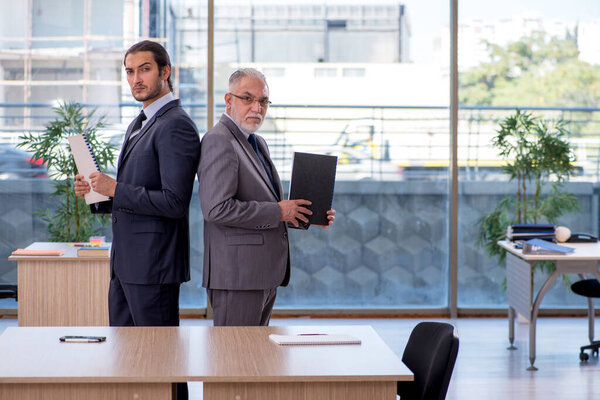 Два бизнесмена обсуждают бизнес-проект