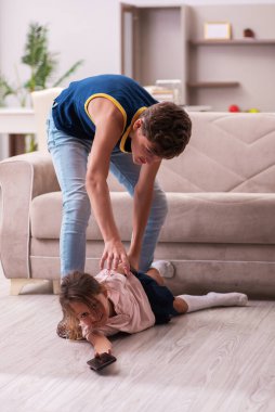 Oğlan ve küçük kız kardeşi salgın sırasında evde kalıyorlar.