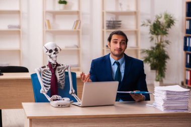 Ofiste çalışan ölü bir çalışan.