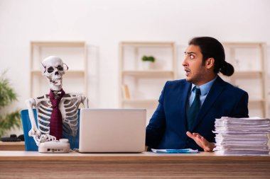 Ofiste çalışan ölü bir çalışan.