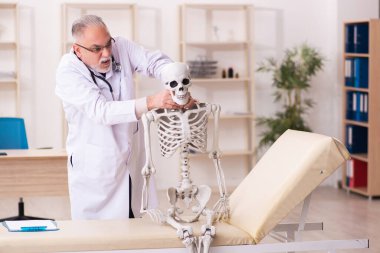 Ölü hasta yaşlı erkek doktoru ziyaret ediyor.