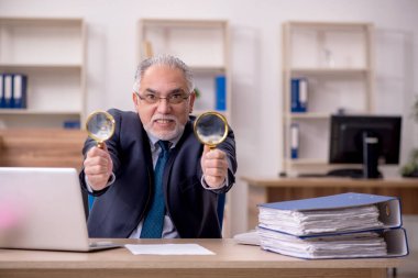 İş yerinde Louise 'i tutan yaşlı bir erkek çalışan denetçisi.