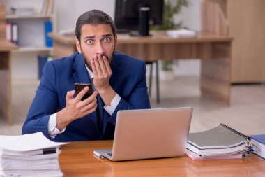 İş yerinde çalışan genç bir işadamı