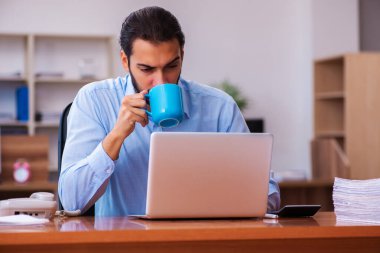 Molada çay içen genç bir erkek.