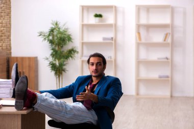 Genç erkek çalışanın uyuyakalma konsepti