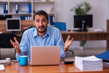 Ofiste çalışan genç bir erkek.