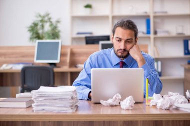 Beyin fırtınası konseptinde genç bir erkek çalışan.