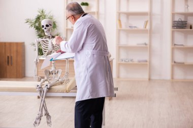 Ölü hasta yaşlı erkek doktoru ziyaret ediyor.