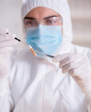 Kanıt için laboratuvarda çalışan uzman bir kriminolog.