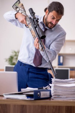 Genç işadamı aşırı çalışmaktan memnun değil.