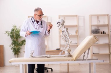 Ölü hasta yaşlı erkek doktoru ziyaret ediyor.