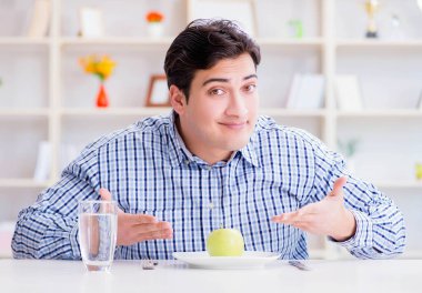 Kilo vermek için özel diyet programındaki adam