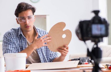 diy blog yazarı kadın işçiliği hobisinin videosunu kaydediyor