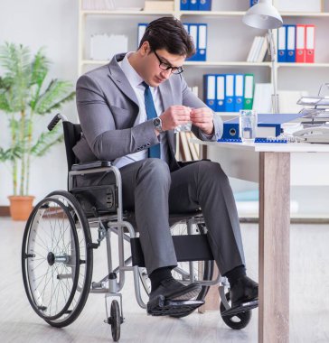 Ofiste çalışan engelli işadamı