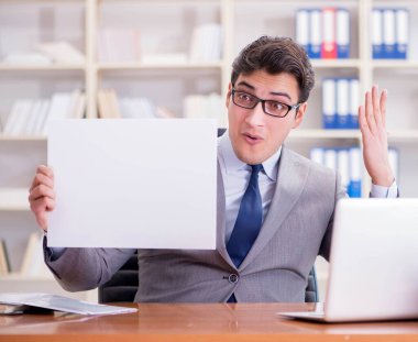 Ofisteki işadamı elinde boş bir mesaj panosu tutuyor.