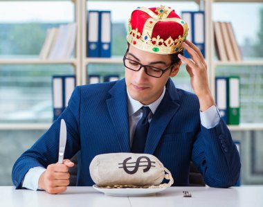 Ofisinde para çantası olan bir iş adamı.