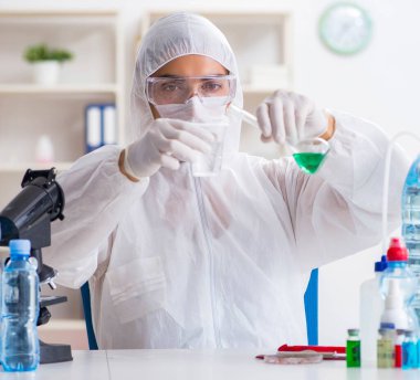 Laboratuvar asistanı su kalitesini test ediyor